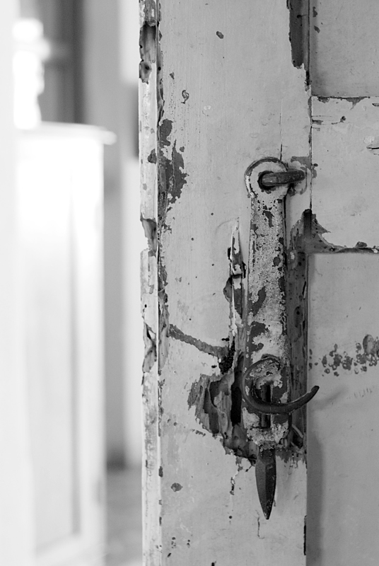 Door latch